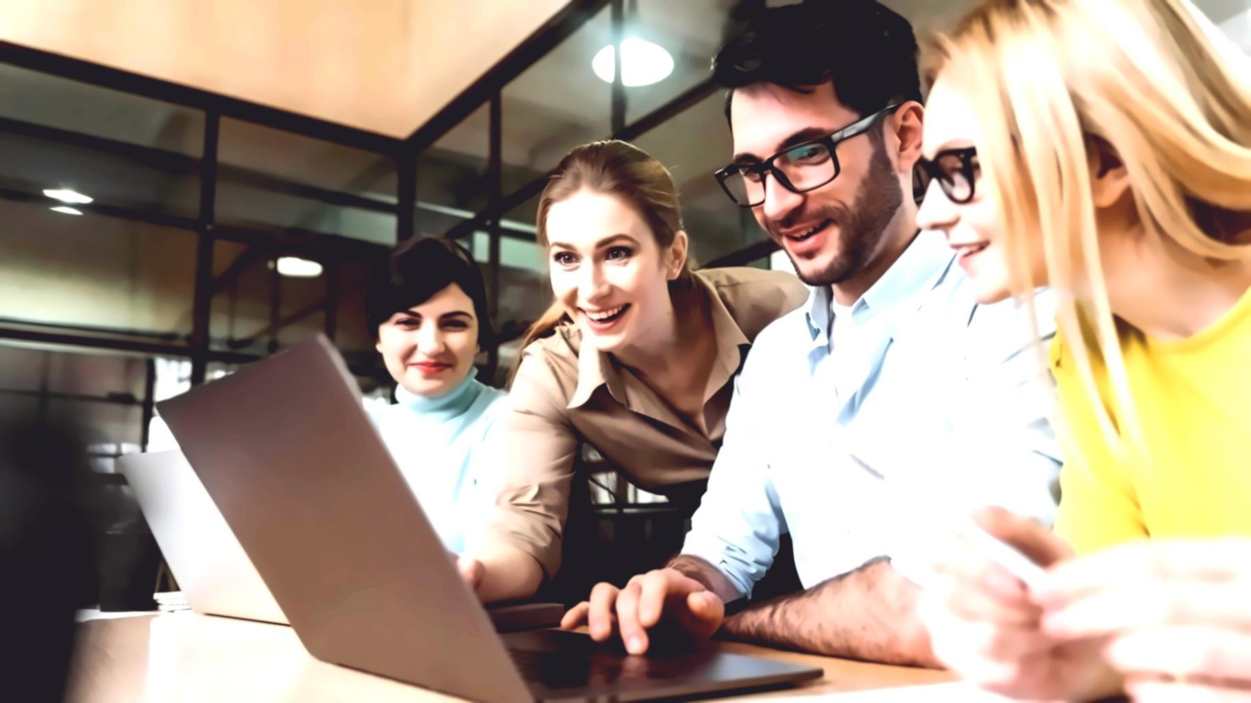 Session de formation avec participants analysant des données financières