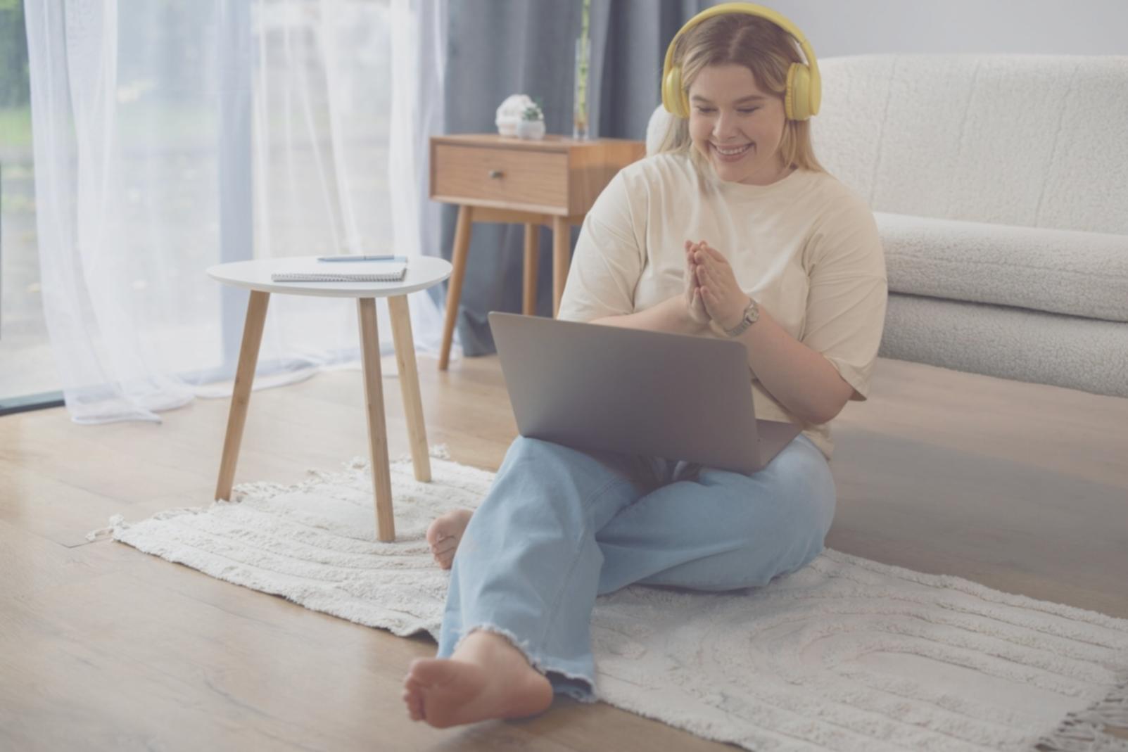 Équipe travaillant ensemble sur analyse financière