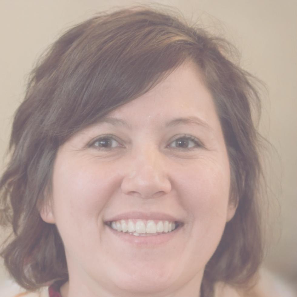 Portrait de Léa Dubois, conseillère pédagogique souriante