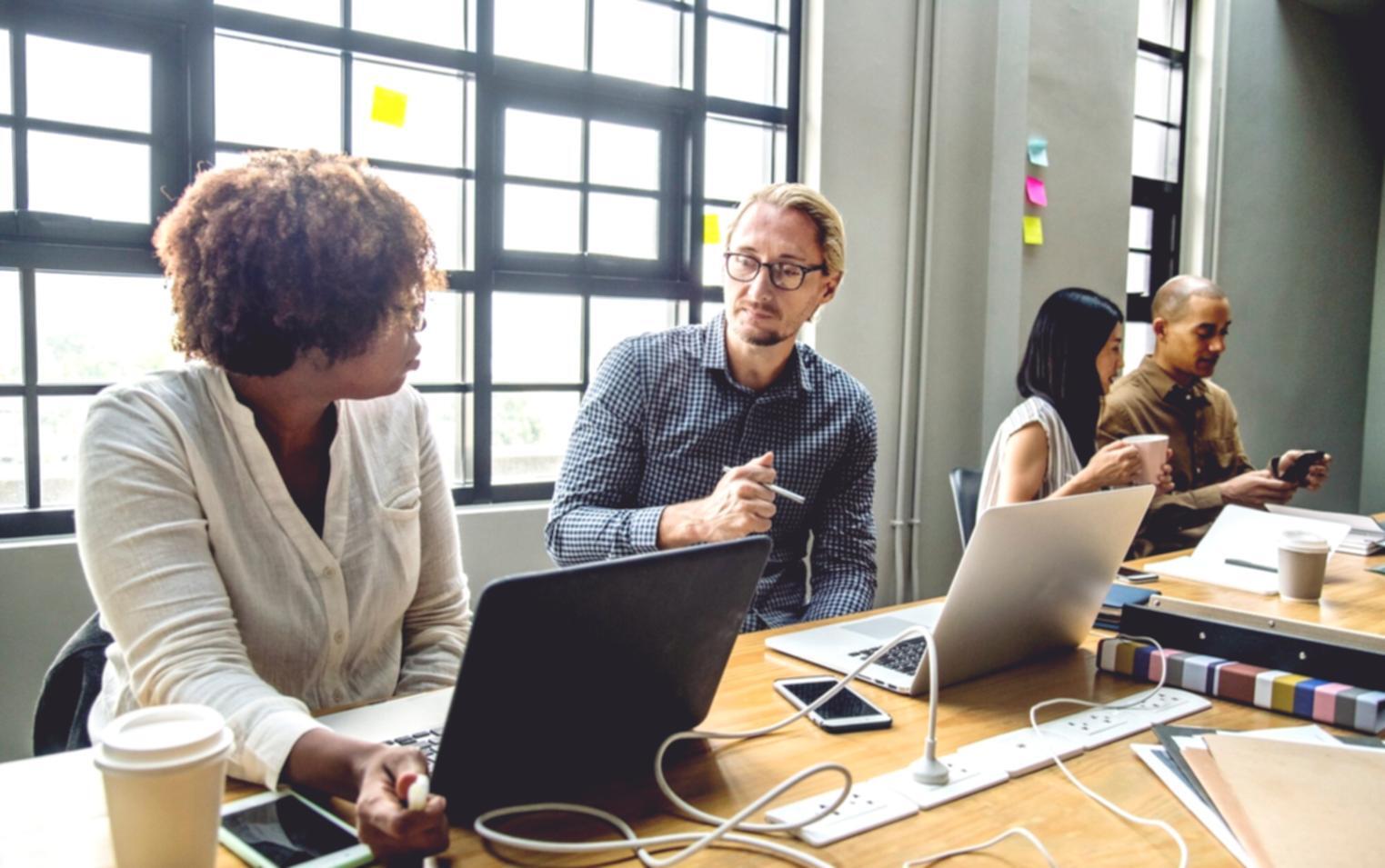 Analyse des tendances du marché financier sur écran d'ordinateur