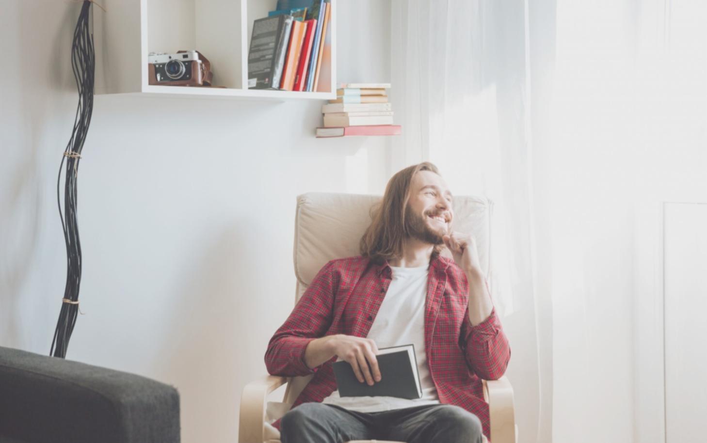 Équipe d'analystes financiers travaillant sur l'évaluation d'investissements