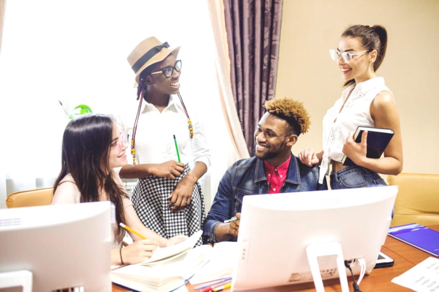 Présentation professionnelle dans salle de conférence moderne